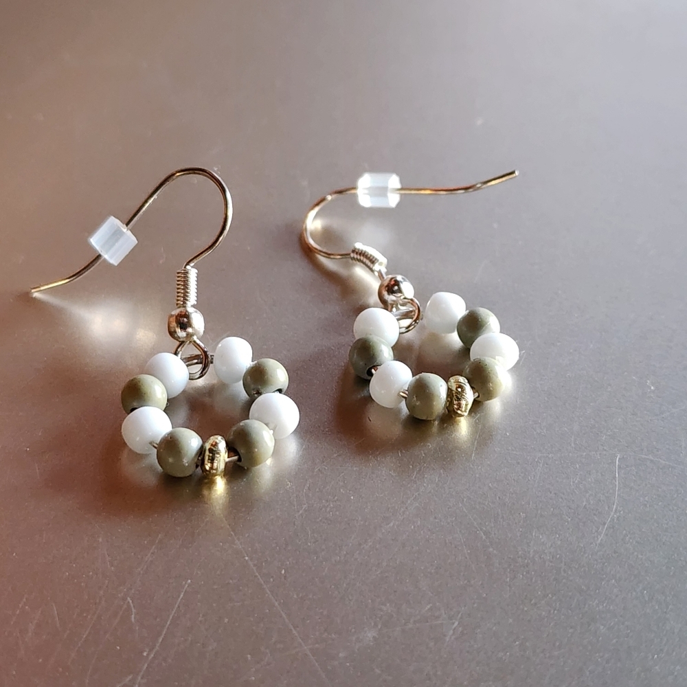 Loop Earrings Taupe & White Small & Simple